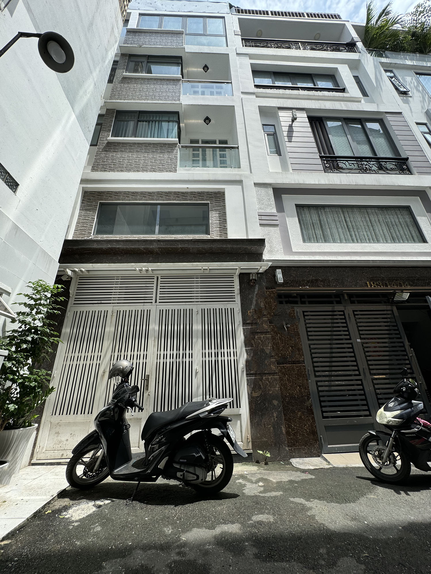Nhà phố 3 lầu (5m x 10m = 50m2 vuông vức) hẻm ôtô vào tận nhà khu dân trí cao Hoàng Hoa Thám